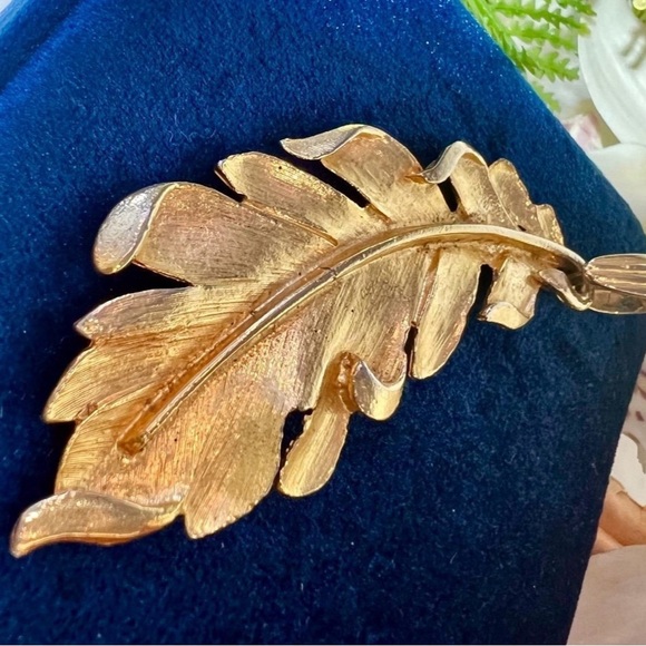 Vintage Large Feather Pendant with Unique Texture 3-D Pendant for Necklace - Picture 11 of 12